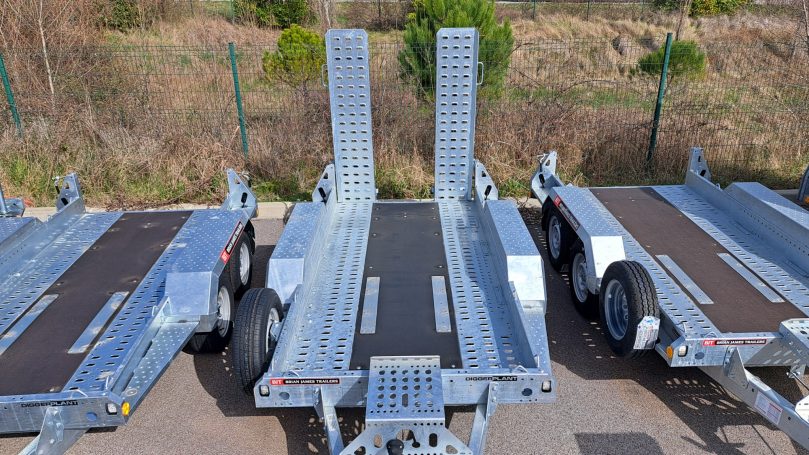 Remorque porte-engin renforcée pour le transport de mini-pelles et matériel de chantier. Brian James Trailers porte engin