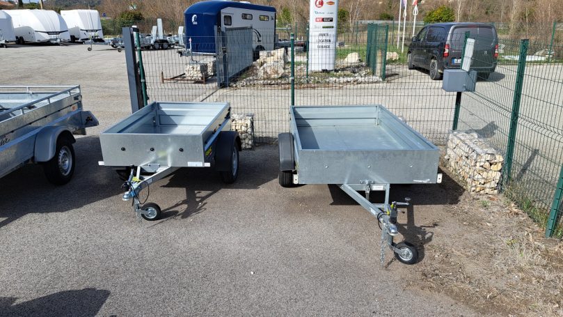 Petite remorque bagagère légère pour les départs en vacances et le transport de loisirs. Franc