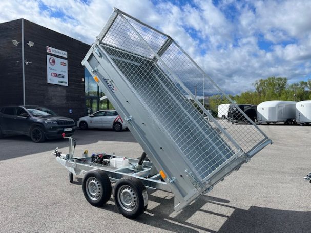 Remorque benne basculante hydraulique idéale pour le transport de gravats et de bois.