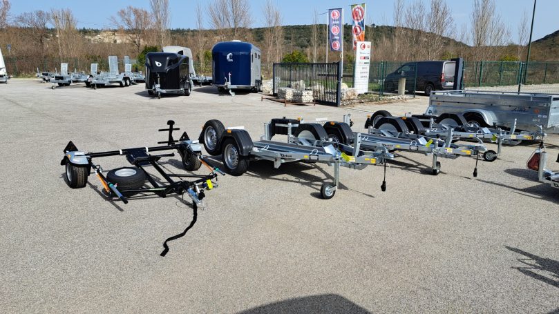 Remorque porte-moto avec rails et sangle de fixation pour transport de deux-roues. Porte moto debon roadster moto et Big For One