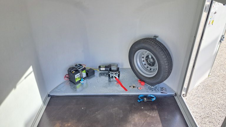 Treuil électrique + batterie + roue de secours avec support Remorque fourgon Debon Cargo 1300 deparis and co pas cher fourgon remorques promo alès montpellier uzès avignon nimes