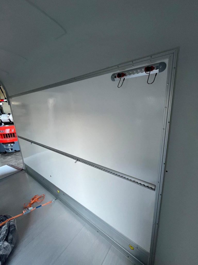 Rail d'arrimage 3m de long accessoires remorque fourgon debon deparis&co alès avignon uzès montpellier