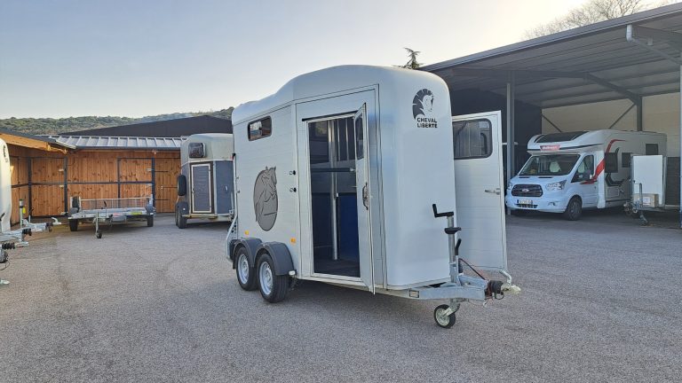 remorque van chevaux occasion cheval liberte touring jumping 2024 alès uzès bagnols-sur-cèze montpellier avignon