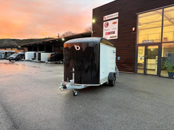 Remorque fourgon fermée avec parois rigides pour le transport de marchandises à l'abri.